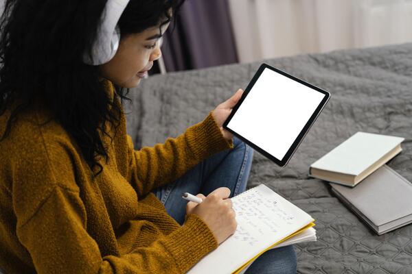 ragazza-adolescente-utilizzando-tablet-per-la-scuola-linea (1)